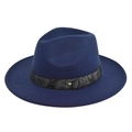 Detail van donkerblauwe fedora hoed met slangenband en goudkleurige metalen klinknagel - M (56-58cm) / Marineblauw