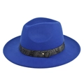 Bovenaanzicht van koningsblauwe fedora hoed met slangenprint band en gouden gesp detail - M (56-58cm) / Blauw