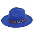 Macro detail van koningsblauwe fedora hoed met bruine leren band en gouden ketting - M(56-58cm) / Blauw
