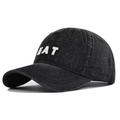 Dettaglio del ricamo bianco 3D EAT su un cappellino da baseball in denim nero lavato - Nero