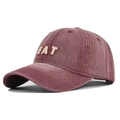Dettaglio del ricamo EAT su un cappellino da baseball vintage in denim bordeaux - Borgogna