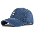 Dettaglio del cappello in denim blu lavato vintage con ricamo a lettera C in ciniglia bianca - Regolabile / Blu navy