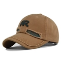 Detalle de gorra vintage marrón con bordado RR y bordes deshilachados desgastados - Marrón