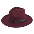 Elegante wijnrode vilt fedora hoed met brede rand en stijlvolle band met slangenpatroon - M (56-58cm) / Bordeauxrood