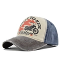 Dettaglio della stampa moto su un cappello trucker vintage con visiera usurata e lavata - Regolabile / caffè