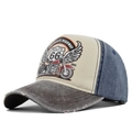 Gorra vintage Route 66 con estampado de moto y visera desgastada en fondo blanco puro - Ajustable / café