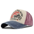 Dettaglio della visiera in denim consumato e grafica moto retrò su un cappello vintage - Regolabile / Blu navy