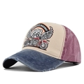 Detalle de gorra vintage Route 66 con visera desgastada y estampado de moto retro - Ajustable / Azul marino