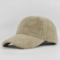 Dettaglio della morbida texture in ecopelliccia di questo cappello invernale beige - Regolabile / Cachi