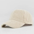 Dettaglio del cappello da baseball in finta pelliccia color crema con trama a righe verticali - Regolabile / Bianco Sporco