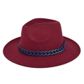 Detail eines weinroten Fedora-Hutes aus Wolle mit einer groben marineblauen Kunststoffkette - Burgunderrot