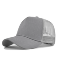 Detail van de donkergrijze 5-panel trucker pet met ademend mesh en een gebogen randafwerking - Verstelbaar / Lichtgrijs