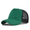 Zijaanzicht van donkergroene 5-panel trucker pet met ademend zwart mesh en een gebogen klep - Verstelbaar / Groen