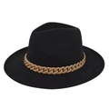 Detail van zwarte wollen fedora hoed met dikke kaki ketting op een witte achtergrond - Zwart
