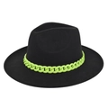 Detail van een zwarte wollen fedora hoed met brede rand en een dikke felgroene ketting - M (56-58cm) / Zwart