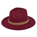 Detail van een bordeauxrode wollen vilten fedora met een decoratieve camelkleurige ketting - Bordeauxrood