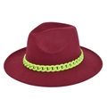 Detail van bordeauxrode fedora hoed met neon groene ketting op wollen vilt rand - M (56-58cm) / Bordeauxrood