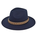 Detail van een donkerblauwe wollen fedora hoed met een stijlvolle beige ketting decor - Marineblauw