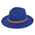 Detail van koningsblauwe fedora hoed met brede rand en decoratieve bruine ketting - Blauw