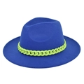 Detailweergave van elektrisch blauwe wollen fedora met een neon groene dikke plastic ketting - M (56-58cm) / Blauw