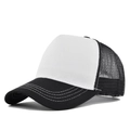 Detail van zwart-witte truckerpet met mesh achterkant en witte contraststiksels - Verstelbaar / Zwart & Wit