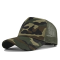 Detail van de camouflage trucker pet met ademend groen mesh en een voorgebogen klep - Verstelbaar / Khaki Camouflage