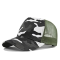 Detail van camouflage trucker pet met ademend olijfgaas en een gebogen klep - Verstelbaar / Witte camouflage
