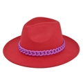 Dettaglio di cappello fedora rosso con catena decorativa viola su sfondo bianco - M / Rosso