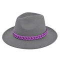 Vista dettagliata del cappello fedora grigio in lana con catena decorativa in plastica viola - M / Grigio