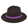 Dettaglio cappello fedora marrone scuro con decorazione a catena viola a maglie larghe - M / caffè