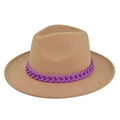Dettaglio cappello fedora kaki con catena decorativa viola e tesa larga in feltro morbido - M / Cachi