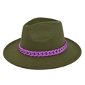 Dettaglio cappello fedora in lana verde militare con grossa catena in plastica viola - M / Verde Militare