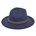 Detail van een donkerblauwe wollen fedora hoed met een stijlvolle bruine grove ketting - M (56-58cm) / Marineblauw