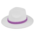 Cappello fedora bianco in lana a tesa larga con dettaglio catena viola trendy - M / Bianco