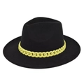 Detail van zwarte vilten fedora met brede rand en opvallende gele kettingschakel - M (56-58cm) / Zwart