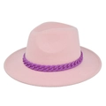 Dettaglio del cappello fedora in feltro rosa con catena viola decorativa e tesa larga piatta - M / Rosa