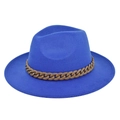 Detailopname van een koningsblauwe wollen fedora hoed met een stoere bruine schakelketting - M (56-58cm) / Blauw