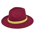 Detail van donkerrode wollen fedora hoed met een dikke heldergele plastic kettingband - M (56-58cm) / Bordeauxrood