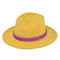 Dettaglio cappello fedora giallo brillante con catena decorativa in plastica viola - M / Giallo