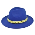 Detail van een koningsblauwe vilten hoed met een opvallende gele plastic ketting - M (56-58cm) / Blauw