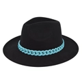 Detailoverzicht van een zwarte wollen fedora met een decoratieve lichtblauwe plastic ketting - M(56-58cm) / Zwart