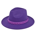 Dettaglio del cappello fedora viola a tesa larga con decorazione a catena in plastica viola - M / Viola