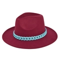 Detail van bordeauxrode fedora hoed met een contrasterende lichtblauwe plastic ketting - M(56-58cm) / Bordeauxrood