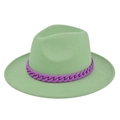 Vista dettagliata del cappello fedora verde menta con catena decorativa viola - M / Verde Smeraldo