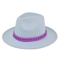 Dettaglio cappello in feltro azzurro con decorazione a catena viola a contrasto - M / Celeste