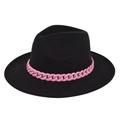 Vista detallada de sombrero fedora negro con una elegante cadena decorativa rosa de plástico - M (56-58cm) / Negro