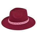 Textura detallada del sombrero de fieltro burdeos con una elegante banda de cadena rosa - M (56-58cm) / Burdeos