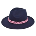 Detalle de sombrero fedora de fieltro azul oscuro con una cadena decorativa rosa vibrante - M (56-58cm) / Azul marino