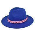 Detalle de un sombrero fedora de lana azul oscuro con una cadena decorativa rosa de plástico - M (56-58cm) / Azul