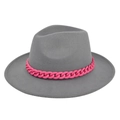 Detail view of a gray wool felt fedora featuring a bold neon pink chunky chain band decoration - M (56-58cm) / Gray